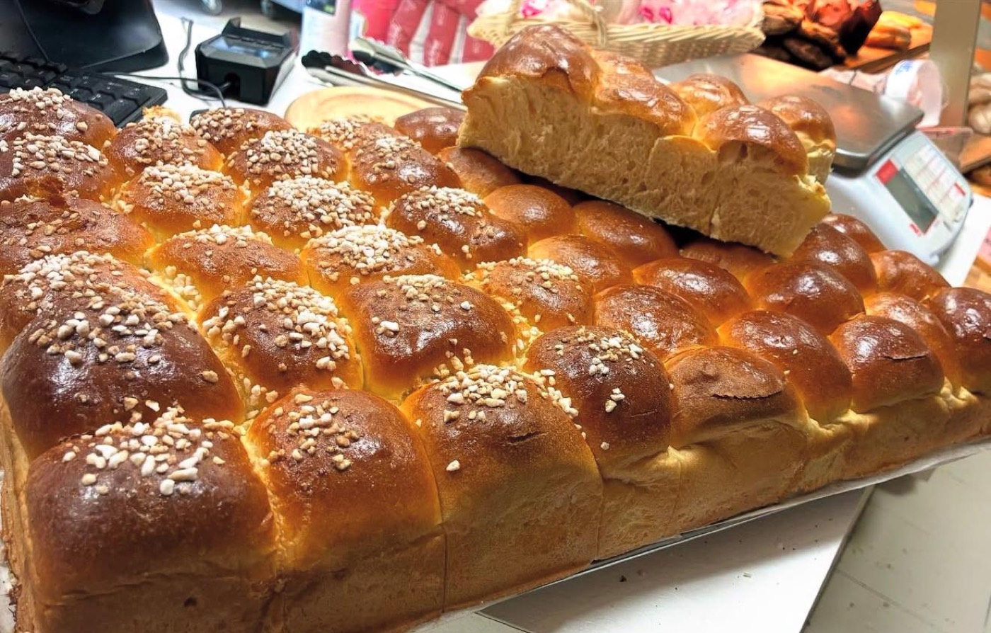 Grande brioche de Touques dorée, parsemée de sésame