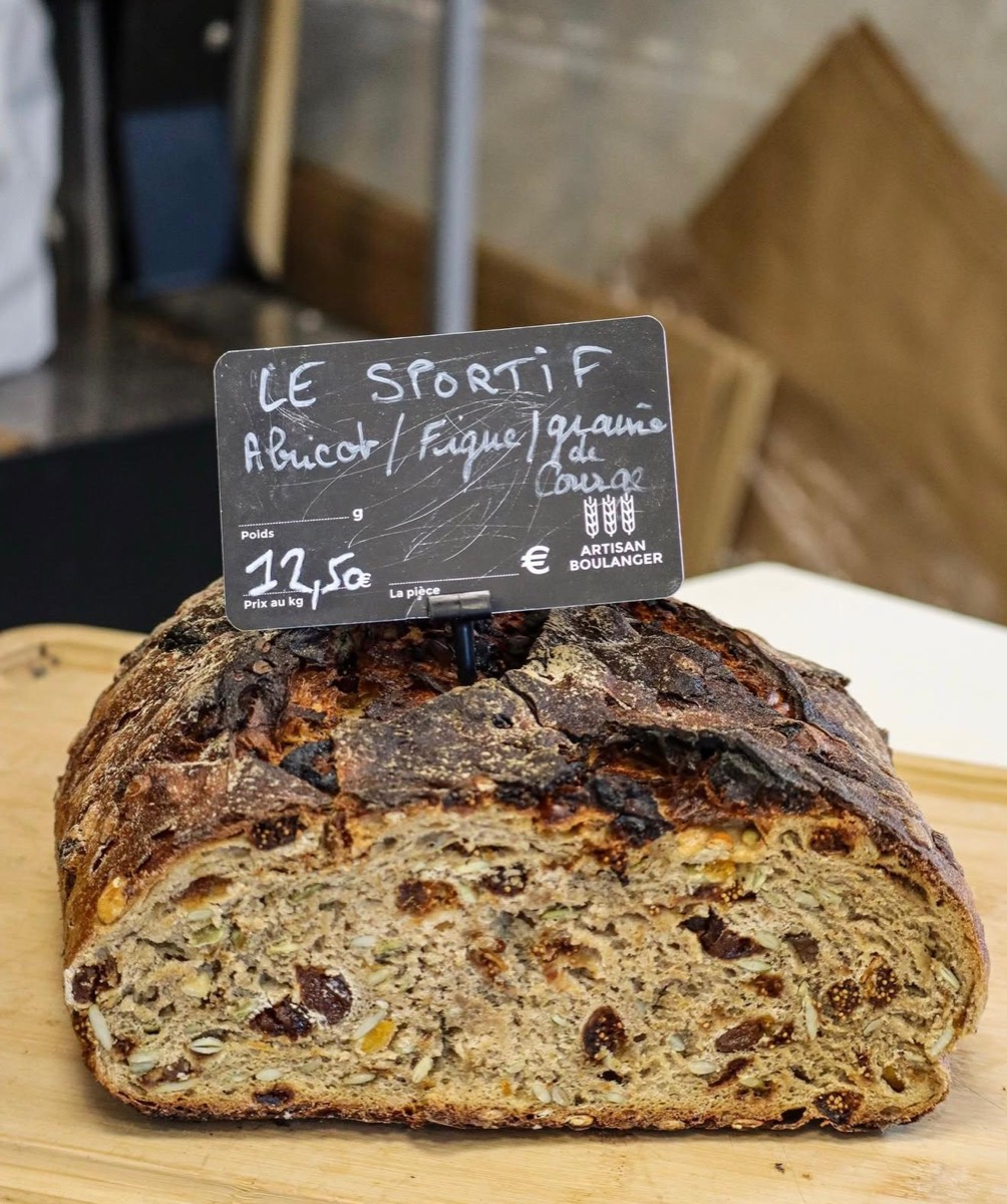 Le Sportif : pain aux graines de courge, figues et abricots, tranché