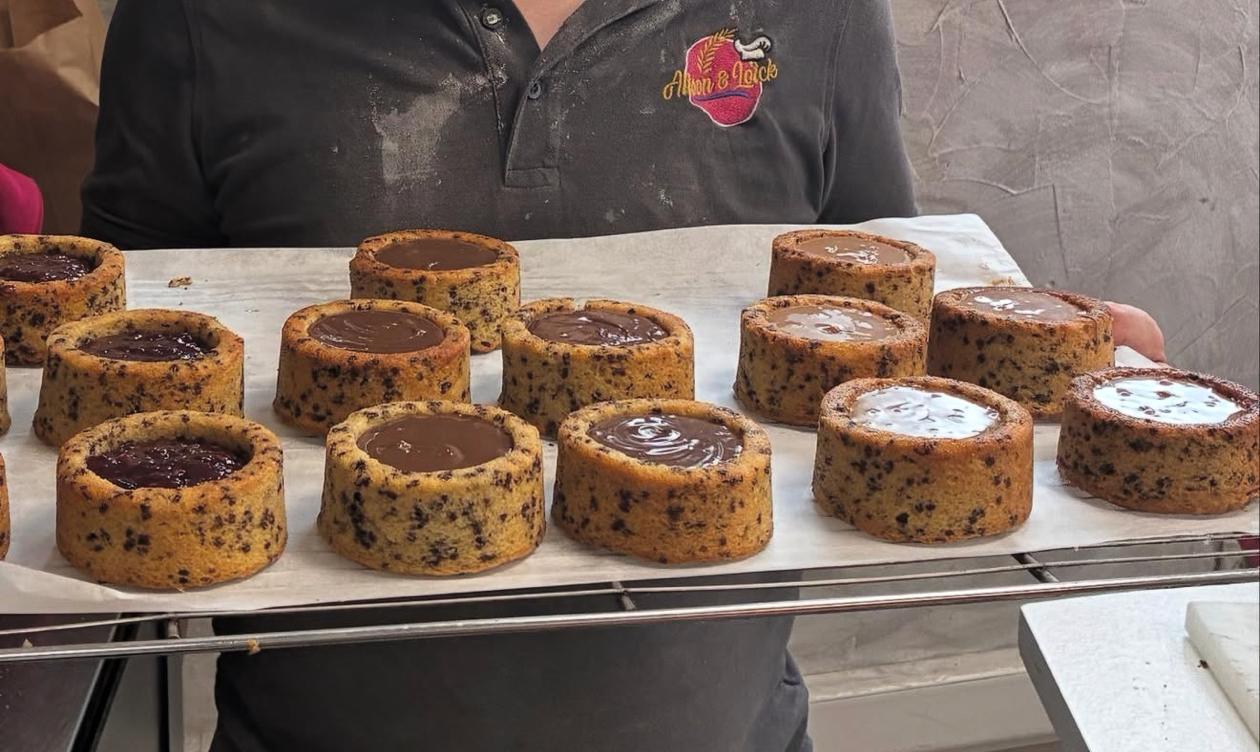 Plateau de cookies fourrés au chocolat et à la confiture