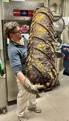 Miche géante décorée au fournil