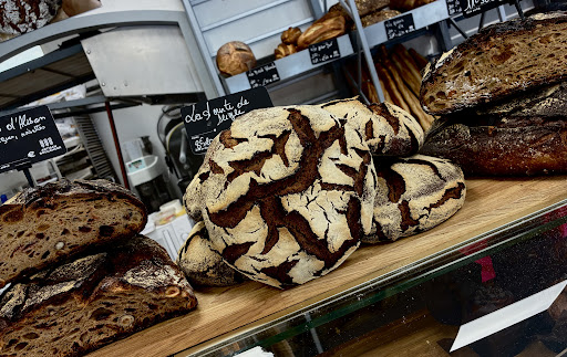 Grandes miches de pain au levain aux croûtes caramélisées